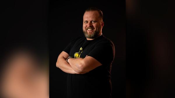 Ich gehe von einem knappen und auch bis zum Schluss spannenden Spiel aus, beide Teams können aus jeder Spielsituation etwas zaubern und sind in der Lage auch einen Rückstand wieder einzuholen. Mein Tipp: Chiefs vs. 49ers – 27:24. Entgegen der aktuellen Wettquoten sehe ich die Chiefs mit ihrem QB Patrick Mahomes einen kleinen Tick weiter vorn, sie haben einfach mehr Erfahrung im Super Bowl und Mahomes kann immer wieder so manche Schwäche im Team durch seine Extraklasse wettmachen. Gegen die Chiefs sprechen die Leistung der jungen Cornerbacks, die noch einige Schwächen aufweisen und es schwer haben werden gegen die 49ers. "