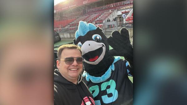 "Ich gehe dieses Mal mit den San Francisco 49ers. Als Erstes finde ich den Werdegang des Quarterback Purdy einfach sensationell. Vom Mr. Irrelevant zu Mr. Relevant. Er war der letzte Pick im Draft und hat gleich in seinem ersten Spiel einen Rekord gebrochen (Sieg gegen die Legende Tom Brady in einem ersten Spiel). Zum zweiten war ein Spiel der 49ers mein erstes Footballspiel, das ich überhaupt gesehen habe - ist lange her, aber das bleibt hängen. Zum dritten die Statistik: Die Siege in den letzten 23 Spielen sprechen ebenfalls für die 49ers, zwar knapp, aber es ist tatsächlich so."