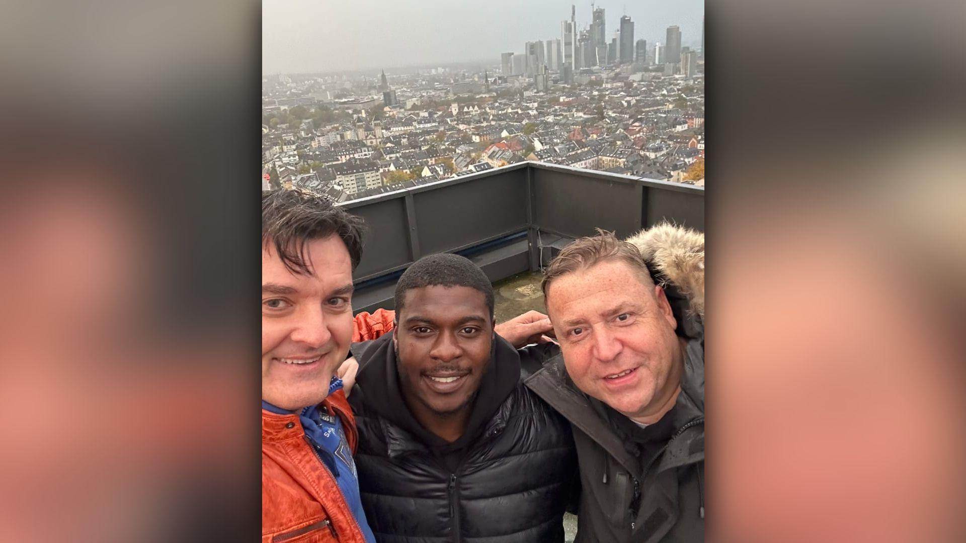 Reggie Matthias Lippert: "Als Underdog haben die Goldgräber aus San Francisco nichts zu verlieren und können somit frei aufspielen. Die Partie wird bis zum Schluss eng, aber Brock Purdy und die 49ers holen die Trophäe mit 27:24“ in die Bay Area." Josh Alaeze: "Die Chiefs bringen in diesem Spiel mehr Erfahrung auf Meisterschaftsniveau mit, die ihnen dabei helfen wird sich von den 49ers zu differenzieren. Die 49ers sind zwar das talentierte Team, aber die Chiefs bilden die bessere Einheit für diesen Super Bowl. Mein Tipp: Chiefs gewinnen mit 28.17." Patrick Kerscher: "Während Mahomes es wegen des ungeheuren Drucks der besten Linebacker und Edge Rusher wie Nick Bosa schwer haben wird, lange Pässe anzubringen, werden es eher die kurzen Würfe zu Tight End Travis Kelce und das solide Laufspiel über Isiah Pacheco sein, die zu Punkten führen. Demgegenüber stehen Tight End George Kittle und der Running Back Christian McCaffrey, die ebenfalls schwer unter Kontrolle zu bringen sind. Am Ende des Tages holen die Chiefs den Sieg mit 21:18 für Kansas City." 