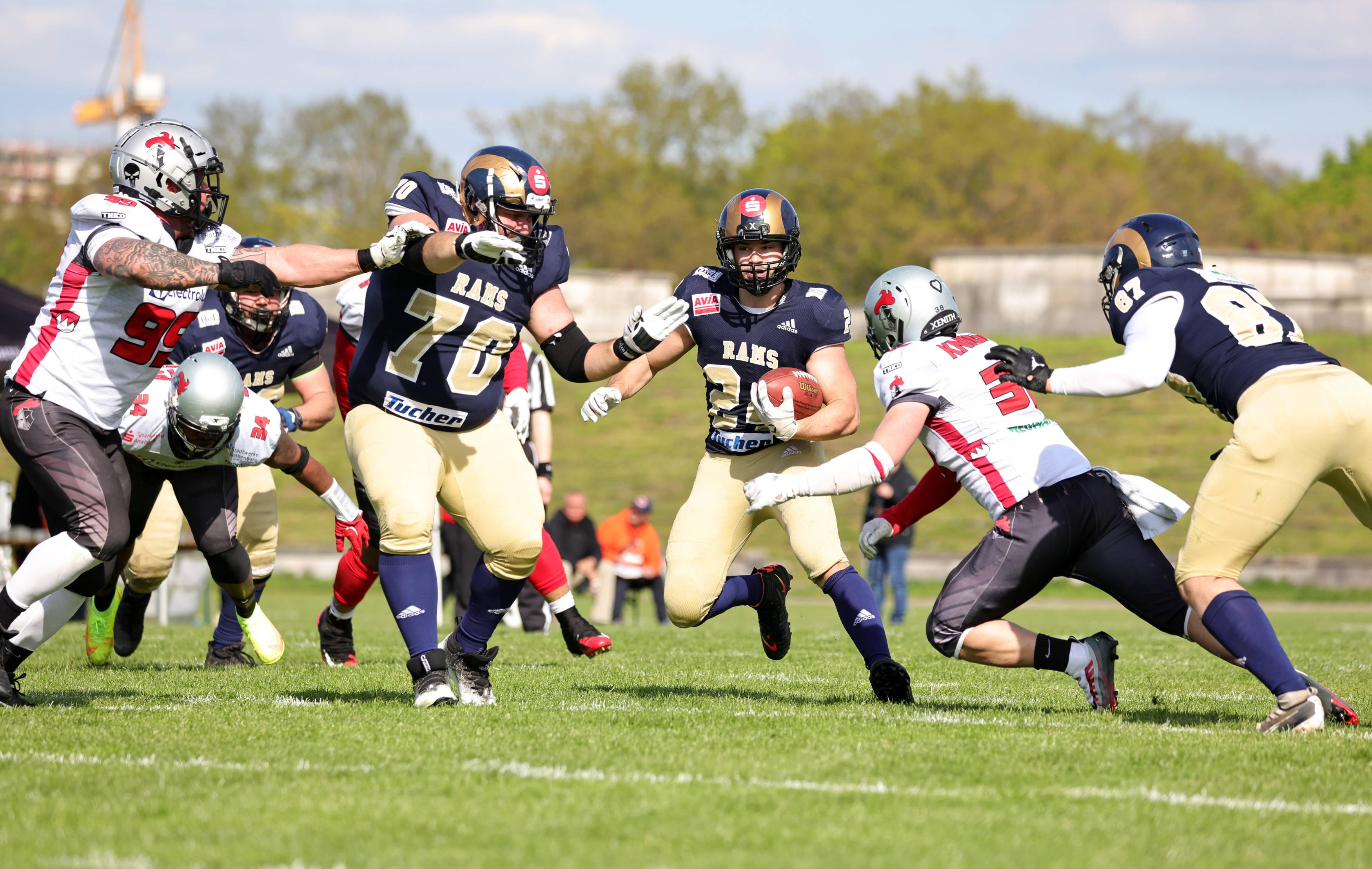 Viktor Fuchs: "Die 49ers, weil sie dieses Jahr insgesamt eine unfassbare Leistung gezeigt haben.  3 Spieler in der Offensive mit jeweils mehr als 1000 Yards zu haben ist schon außergewöhnlich. Mahomes und Andy Reid sind starke Gegner, aber die 49ers sind dieses Jahr on fire. Deshalb 28:24 für San Francisco." Marco Henze: "Das Spiel des Jahres wird spannend bis zur letzten Minute, aber meine 49ers entreißen Patrick Mahomes und Taylor Swift die Trophäe und gewinnen mit 31:27."  