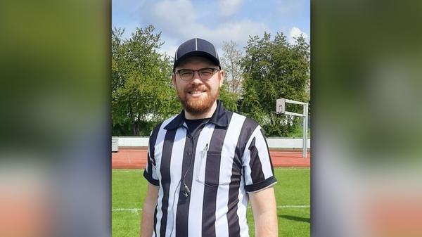 "Der diesjährige Super Bowl steht noch mehr im Zeichen der medialen Aufmerksamkeit als je zuvor. Beide Mannschaften verfügen über eine große Fangemeinde in Deutschland. Das Team aus San Francisco war eines der Top Teams in den 90er-Jahren und viele Fans sind treu geblieben. Die Chiefs haben durch ihr Spiel in Deutschland im Herbst 2023 weitere Fans gewinnen können. Sportlich wird es ein Kampf auf Augenhöhe. Wenn das Dreamteam Mahomes/Kelce funktioniert, werden es die 49ers schwer haben. Auf der anderen Seite hatte es 49ers-Quarterback Brock Purdy wahrlich nicht leicht die letzten Jahre und wird alles dafür tun, dass sein Team als Gewinner aus Las Vegas heimfliegt. Mein Tipp: Enges Spiel, knapper Sieg für die Kansas City Chiefs, 21:14."