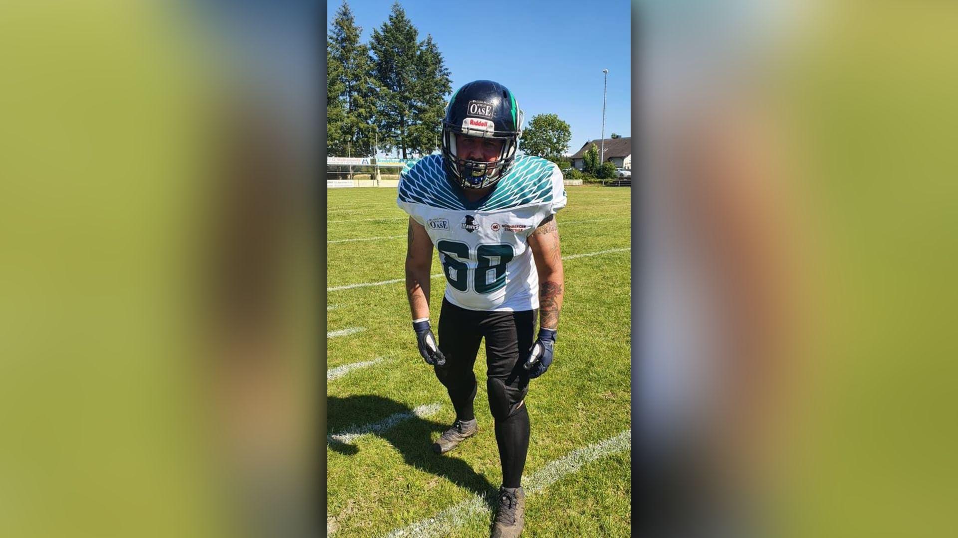 "Ich glaube an die Chiefs. Mahomes ist einer der besten Quarterbacks der NFL und sein Zusammenspiel mit Travis Kelce ist beeindruckend. Dazu hat man mit Pacheco einen Running Back, der Last in der Offensive verteilen kann. Die 49ers haben eine beeindruckende Defensive und auch Brock Purdy zeigt in der Offensive, weshalb er der Quarterback der Zukunft ist. Ich glaube aber, dass es Mahomes mit seiner Fähigkeit, Plays zu kreieren und Druck zu entkommen, knapp für sich entscheiden wird. Chief gewinnen 24:21."