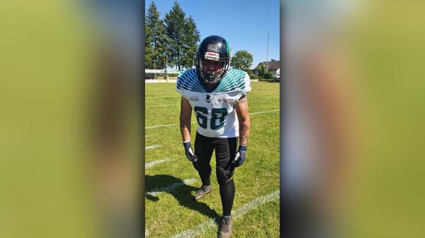 "Ich glaube an die Chiefs. Mahomes ist einer der besten Quarterbacks der NFL und sein Zusammenspiel mit Travis Kelce ist beeindruckend. Dazu hat man mit Pacheco einen Running Back, der Last in der Offensive verteilen kann. Die 49ers haben eine beeindruckende Defensive und auch Brock Purdy zeigt in der Offensive, weshalb er der Quarterback der Zukunft ist. Ich glaube aber, dass es Mahomes mit seiner Fähigkeit, Plays zu kreieren und Druck zu entkommen, knapp für sich entscheiden wird. Chief gewinnen 24:21."