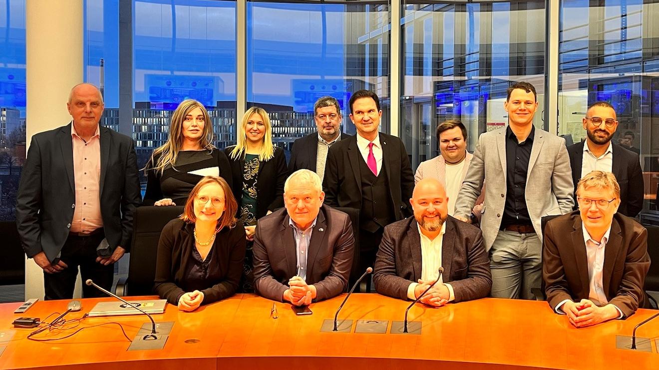 Das Bild zeigt die Bundestagsabgeordneten aus Oberfranken, Mittelfranken und Sachsen, die sich parteiübergreifend und gemeinsam für die Franken-Sachsen-Magistrale einsetzen wollen.