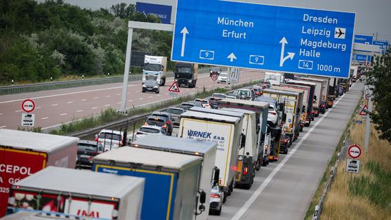 Nach Schlaganfall: Lkw-Fahrer kracht auf A9 bei Nürnberg in Mittelleitplanke