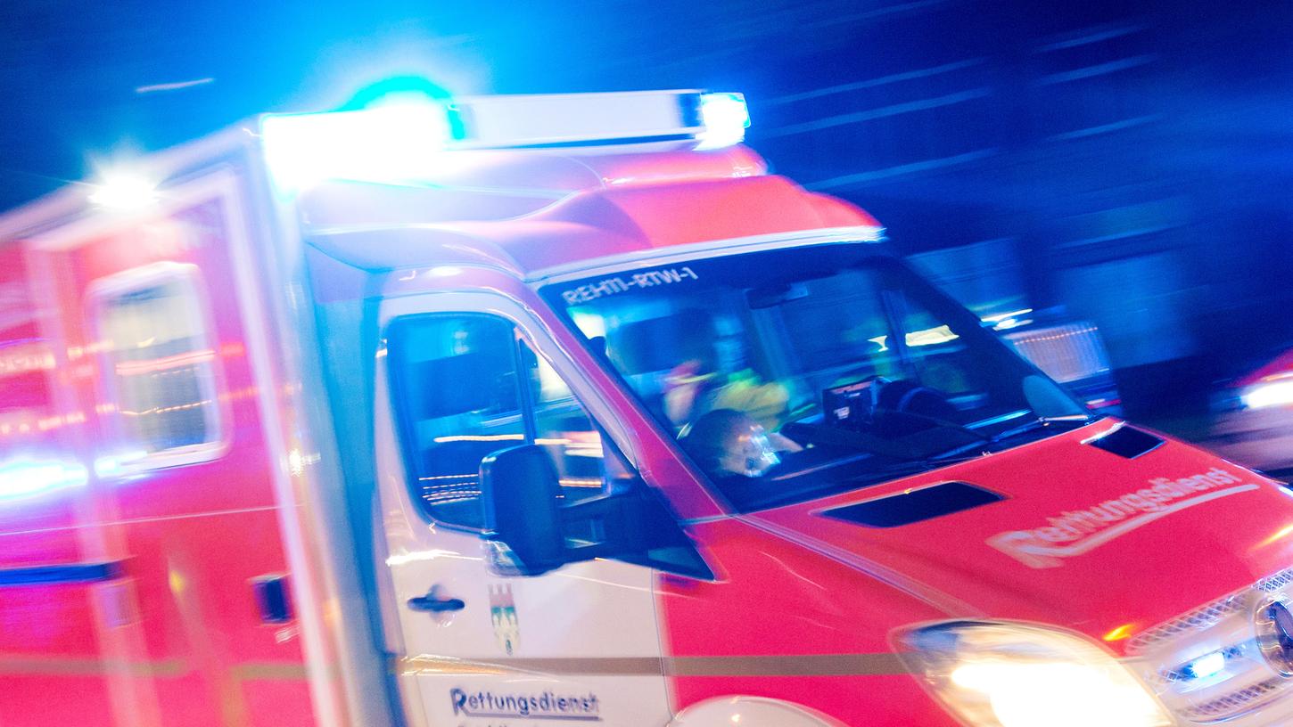 Nachdem er auf einen Sattelzug aufgefahren war, musste der 42-jährige Kleintransportfahrer ins Schwabacher Krankenhaus gebracht werden.
