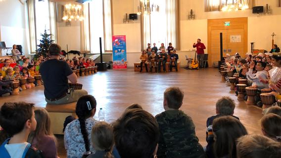 Zwei Schulen tun sich zusammen - rhythmische Auftritte in der Treuchtlinger Stadthalle