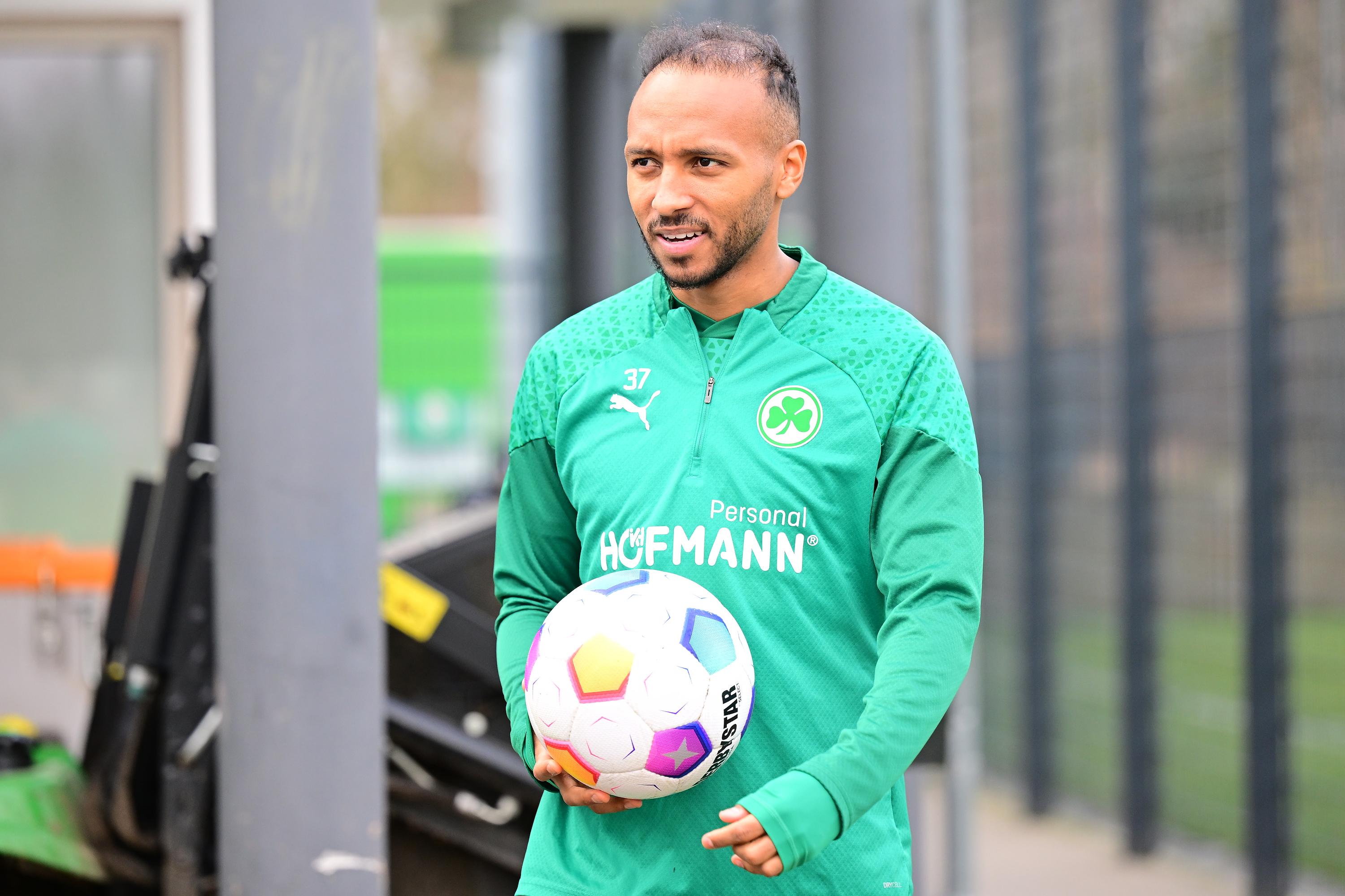 "Ich denke, dass die Kansas City Chiefs erneut den Super Bowl holen werden. Patrick Mahomes ist ein überragender Quarterback, der den Unterschied macht. Er ist ein absoluter Leader und vor allem in solchen Spielen, wo es darauf ankommt, abzuliefern, ist Mahomes da und performt. Deshalb denke ich, dass die Chiefs den Titel zum zweiten Mal in Folge gewinnen werden."