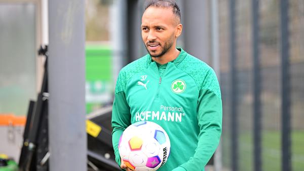 "Ich denke, dass die Kansas City Chiefs erneut den Super Bowl holen werden. Patrick Mahomes ist ein überragender Quarterback, der den Unterschied macht. Er ist ein absoluter Leader und vor allem in solchen Spielen, wo es darauf ankommt, abzuliefern, ist Mahomes da und performt. Deshalb denke ich, dass die Chiefs den Titel zum zweiten Mal in Folge gewinnen werden."