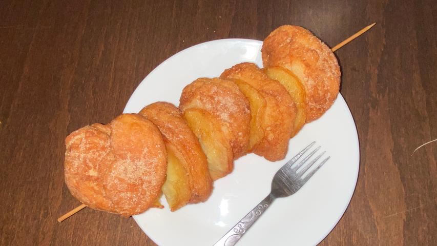 Die Bäckerei Düll am Josephsplatz 32 hat ebenfalls ein originelles Gebäck im Sortiment. Der Apfelschaschlik besteht aus Krapfenteig am Spieß mit Zucker und Äpfeln. Das Stück kostet 2,50 Euro.