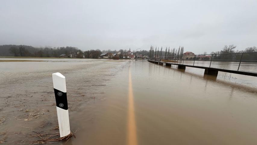 Dritte Meldestufe erreicht: Erste Straßensperrungen nach Dauerregen in Franken