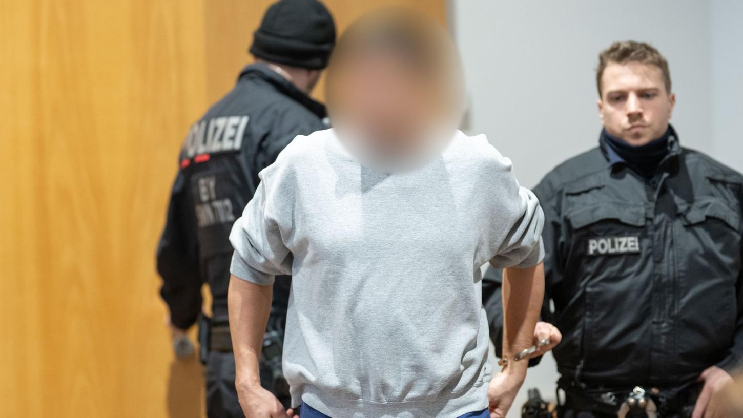 Ein wegen zehnfachen Mordversuchs angeklagter Lastwagenfahrer (M) wird vor Beginn des Prozesses in den Gerichtssaal am Landgericht gebracht. Ein wegen zehnfachen Mordversuchs angeklagter Lastwagenfahrer (M) wird vor Beginn des Prozesses in den Gerichtssaal am Landgericht gebracht.