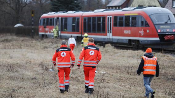 Nach Unfall an Bahnübergang - Zugverkehr in Mittelfranken teils lahmgelegt