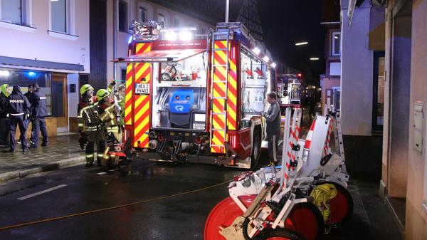 Zimmerbrand in Neustadt an der Aisch fordert eine verletzte Person - Feuerwehr mit starken Kräften vor Ort - Eine gerettete Person ins Krankenhaus gebracht - Zehn weitere Bewohner konnten sich selbst retten