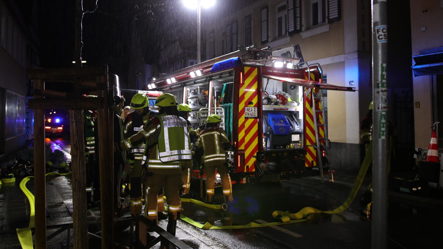 Es brannte in einem Haus in der Würzburger Straße - ein Mann wurde schwerverletzt und ist nun im Krankenhaus verstorben.