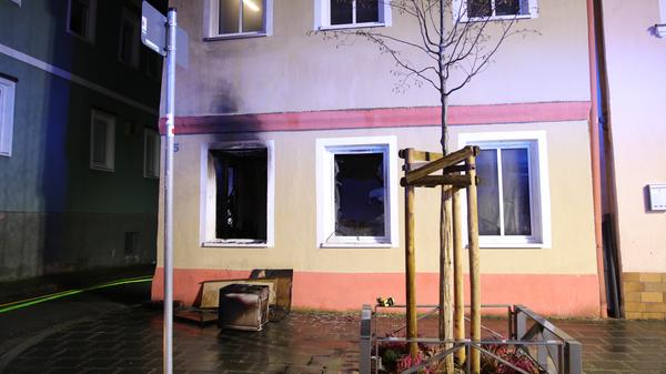 Zimmerbrand in Neustadt an der Aisch fordert eine verletzte Person - Feuerwehr mit starken Kräften vor Ort - Eine gerettete Person ins Krankenhaus gebracht - Zehn weitere Bewohner konnten sich selbst retten