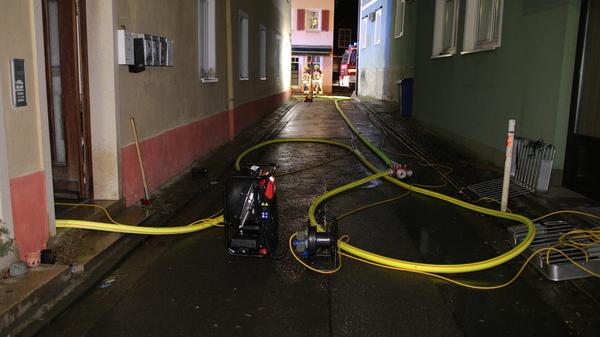 Zimmerbrand in Neustadt an der Aisch fordert eine verletzte Person - Feuerwehr mit starken Kräften vor Ort - Eine gerettete Person ins Krankenhaus gebracht - Zehn weitere Bewohner konnten sich selbst retten