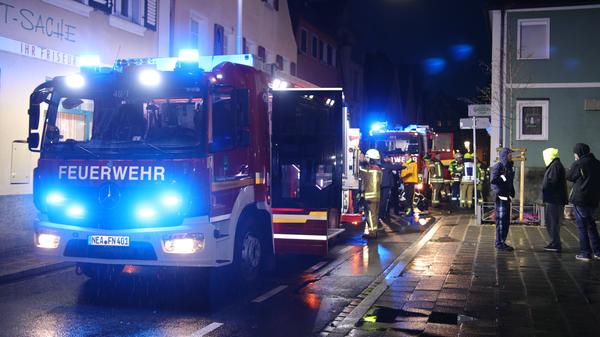 Zimmerbrand in Neustadt an der Aisch fordert eine verletzte Person - Feuerwehr mit starken Kräften vor Ort - Eine gerettete Person ins Krankenhaus gebracht - Zehn weitere Bewohner konnten sich selbst retten