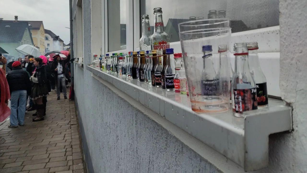Besucher, die Glasflaschen in Form von Bier- und Schnapsflaschen mitbrachten, wurden von den Ordnern aufgefordert, diese ordnungsgemäß zu entsorgen. Dem kamen nicht alle nach.