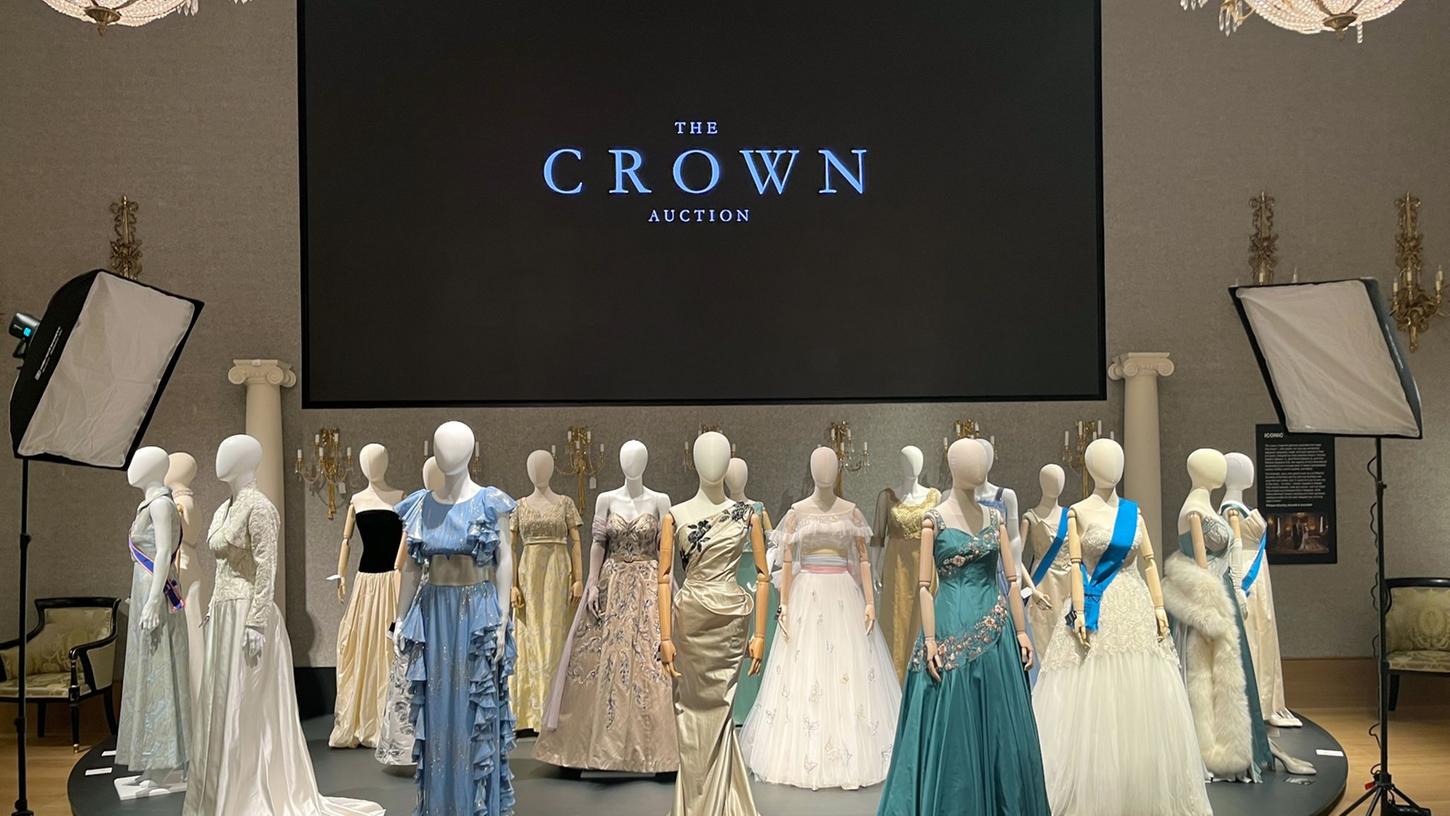 Kostüme aus der Serie "The Crown" vor einer Versteigerung in London.