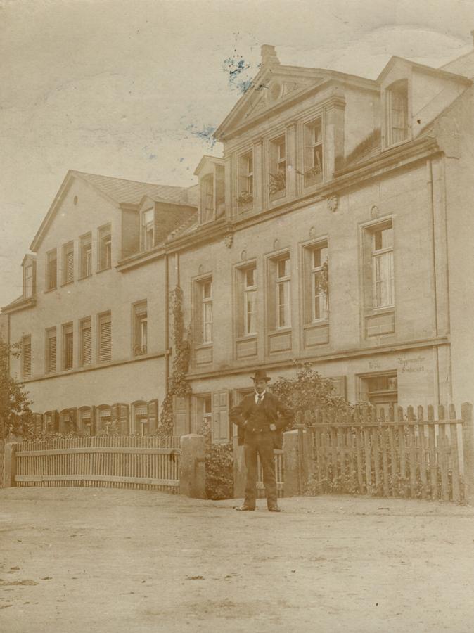 Im Jahr 1900 sandte ein Hausbewohner diese Fotokarte mit der Ansicht der Häuser Poppenreuther Straße 25 und 27 (von links) in den unterfränkischen Besengau. 