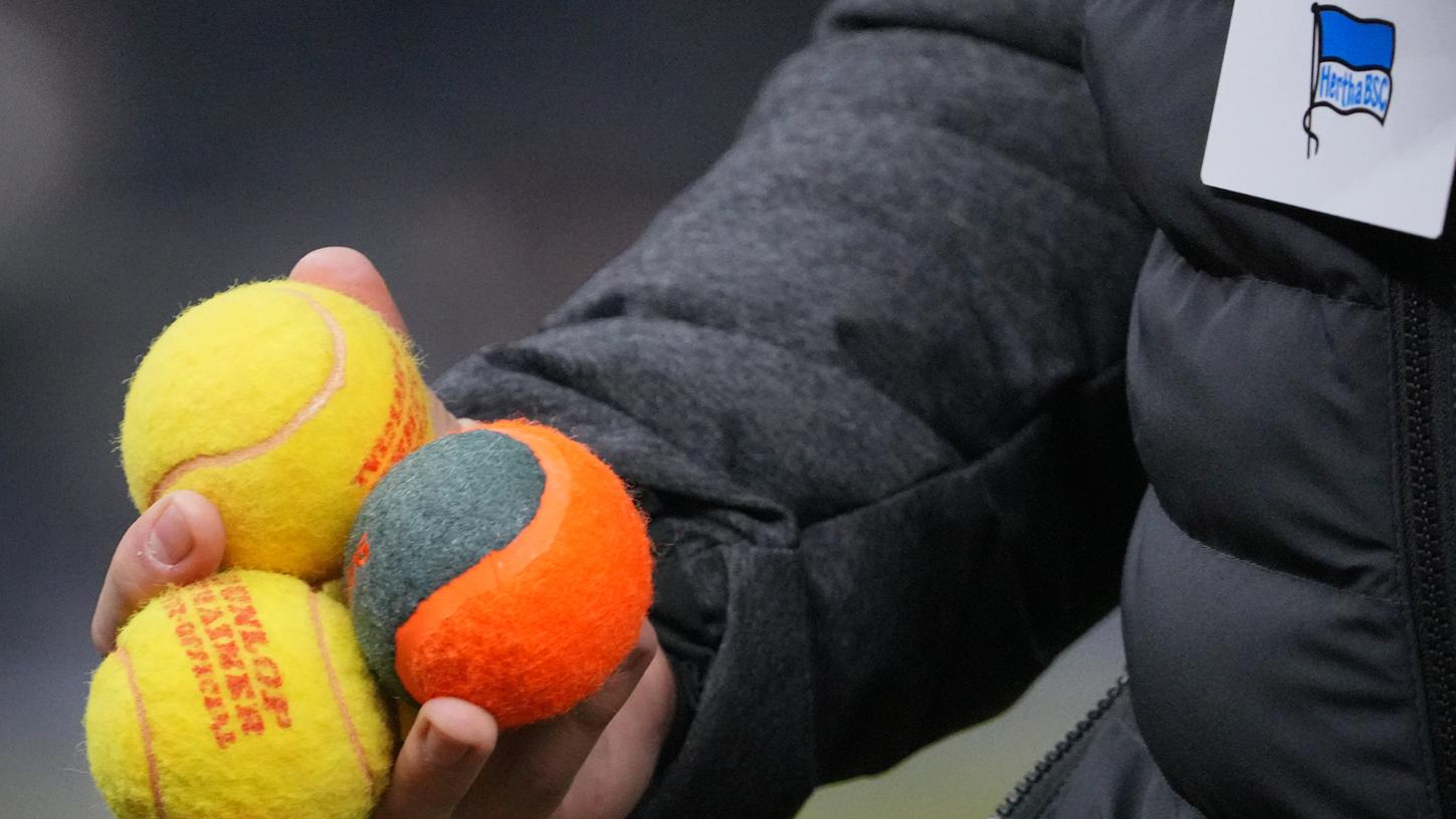 Mit Tennisbällen hatten die Fans von Hertha BSC zuletzt für eine 32-minütige Spielunterbrechung gesorgt.