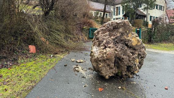 Fränkische Schweiz: Felssturz in Mostviel - großer Brocken rast nur knapp an einem Haus vorbei