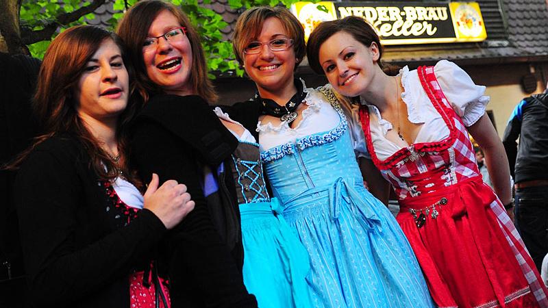 Frau trägt Tracht - jedenfalls zum Annafest. Diesen vier jungen Damen steht das Dirndl jedenfalls prima.
