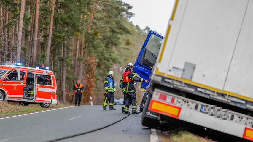 Unfall im Landkreis Fürth: Lkw landet im Graben - Strecke gesperrt