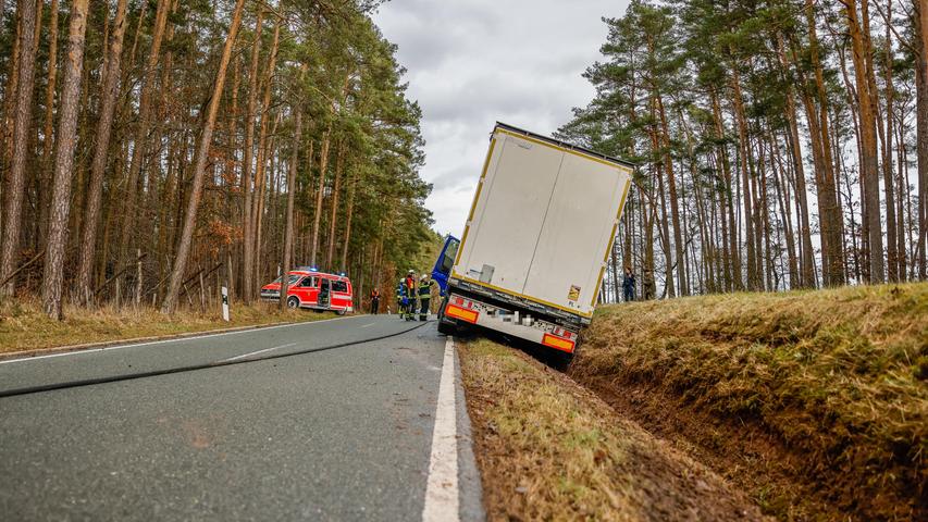 Unfall im Landkreis Fürth: Lkw landet im Graben - Strecke gesperrt