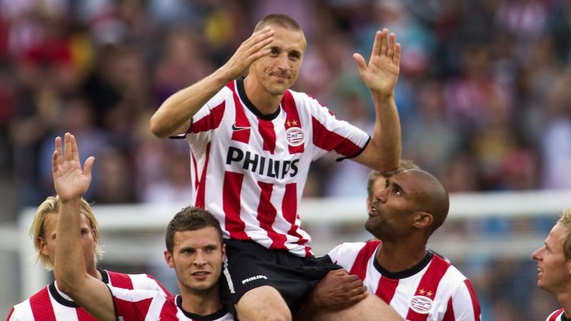 Nach seiner Zeit in Brügge machte sich Simons in Eindhoven unverzichtbar. Während seiner fünfjährigen Tätigkeit bei der PSV hatte er als Kapitän an drei Meisterschaften des Ehrendivisionärs und am Superpokalsieg 2009 so großen Anteil, dass ihn die Mitspieler auf Händen trugen.