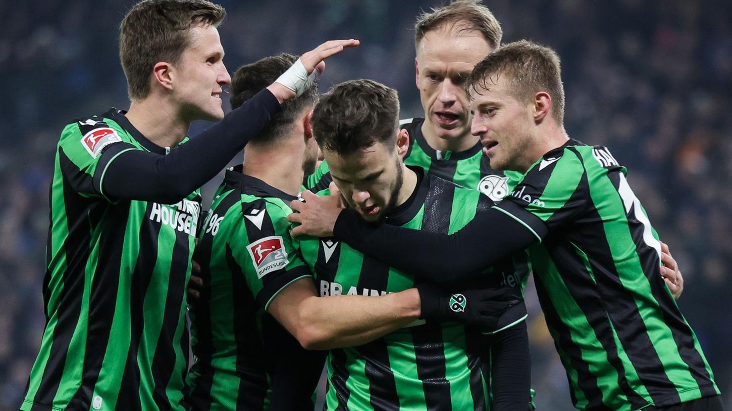 In einer spektakulären Partie siegte Hannover 96 beim Hamburger SV. In einer spektakulären Partie siegte Hannover 96 beim Hamburger SV.