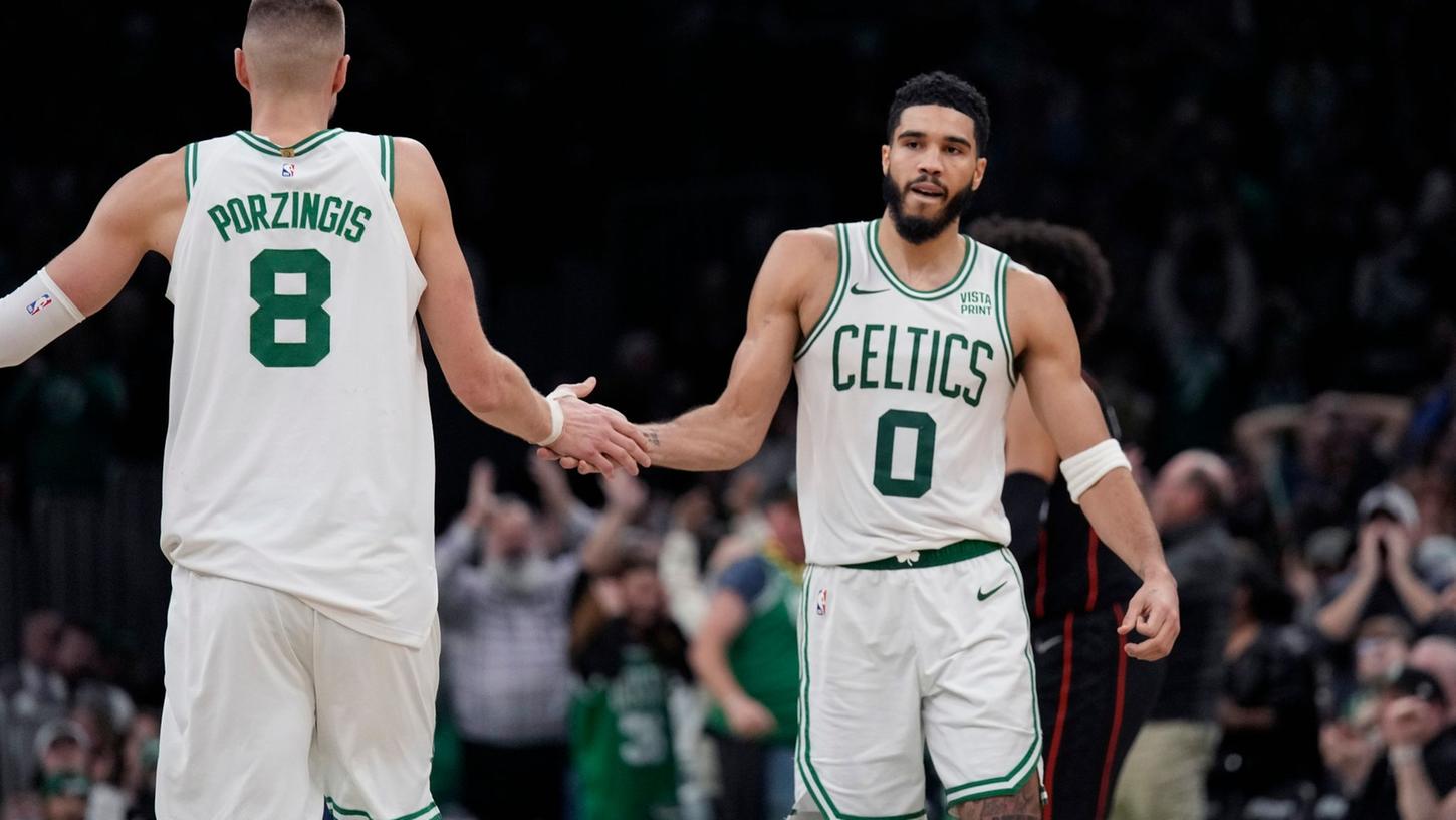 Boston Celtics-Forward Jayson Tatum (0) und Kristaps Porzingis (8) waren beim Heimsieg gegen die Washington Wizards überragend (Archivbild).
