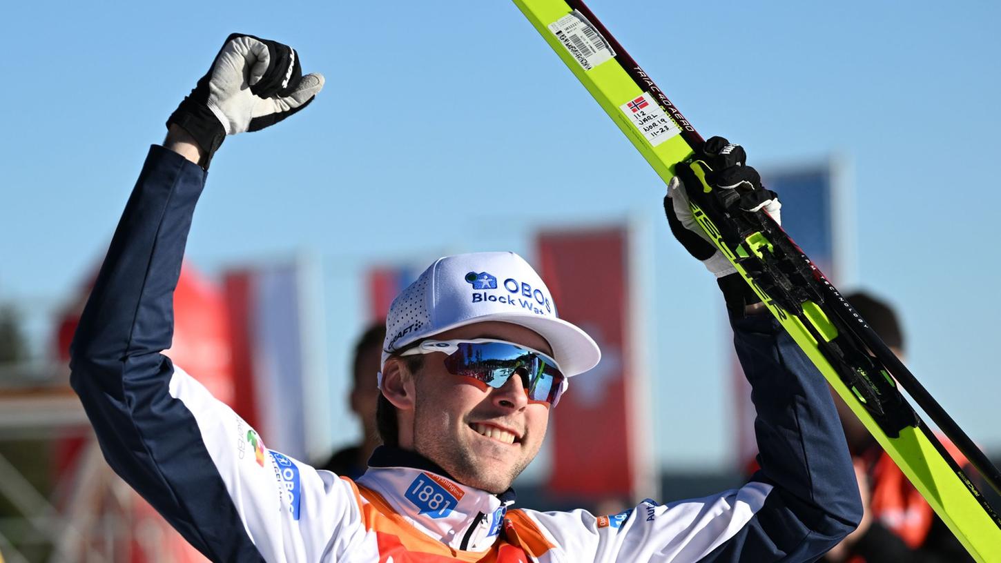 Der Norweger Jarl Magnus Riiber freut sich in Otepää über den Sieg.