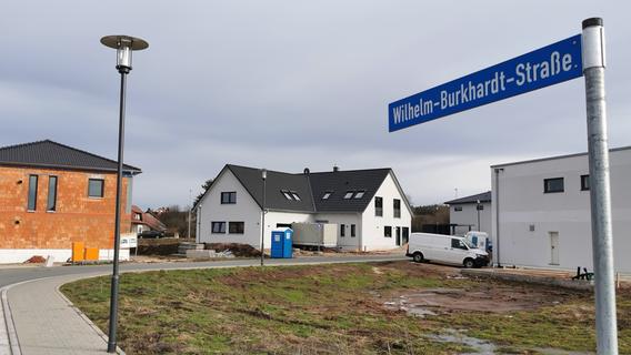 Belasteter Straßenname: Jetzt stehen in Allersberg die Schilder - Neonazis als Trittbrettfahrer