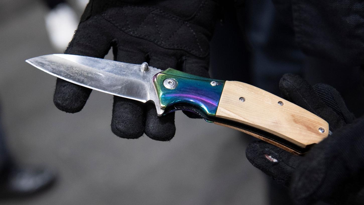 Ein Paar wurde mit vorgehaltenem Messer ausgeraubt. (Symbolbild) Ein Paar wurde mit vorgehaltenem Messer ausgeraubt. (Symbolbild)