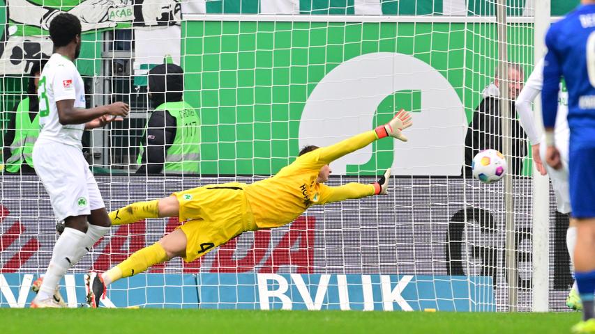 1:0 für die Hertha: Jonas Urbig streckte sich bei Kempfs Kopfball vergeblich. 