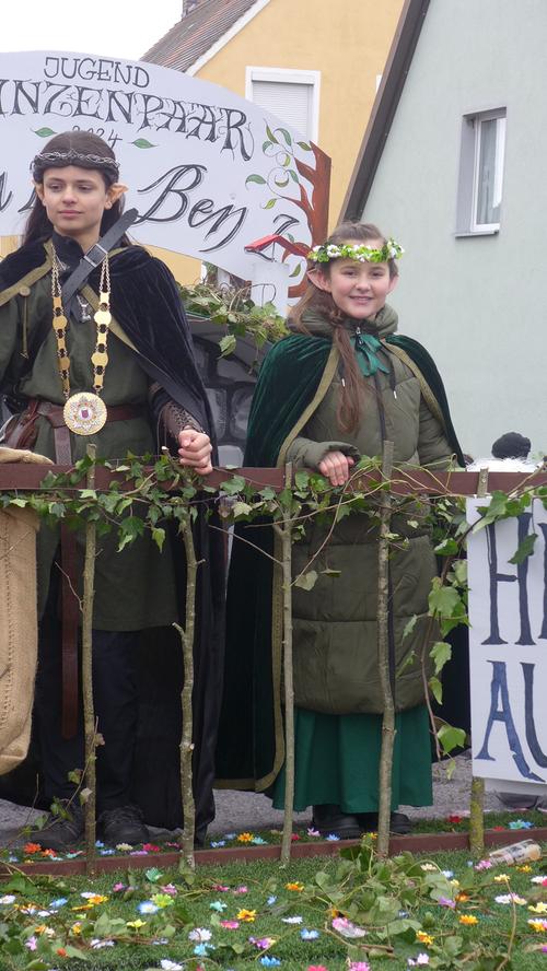 Das Jugendprinzenpaar aus Ornbau Linda I. und Ben I. verkleidet als Elben aus den Herr der Ringe-Büchern