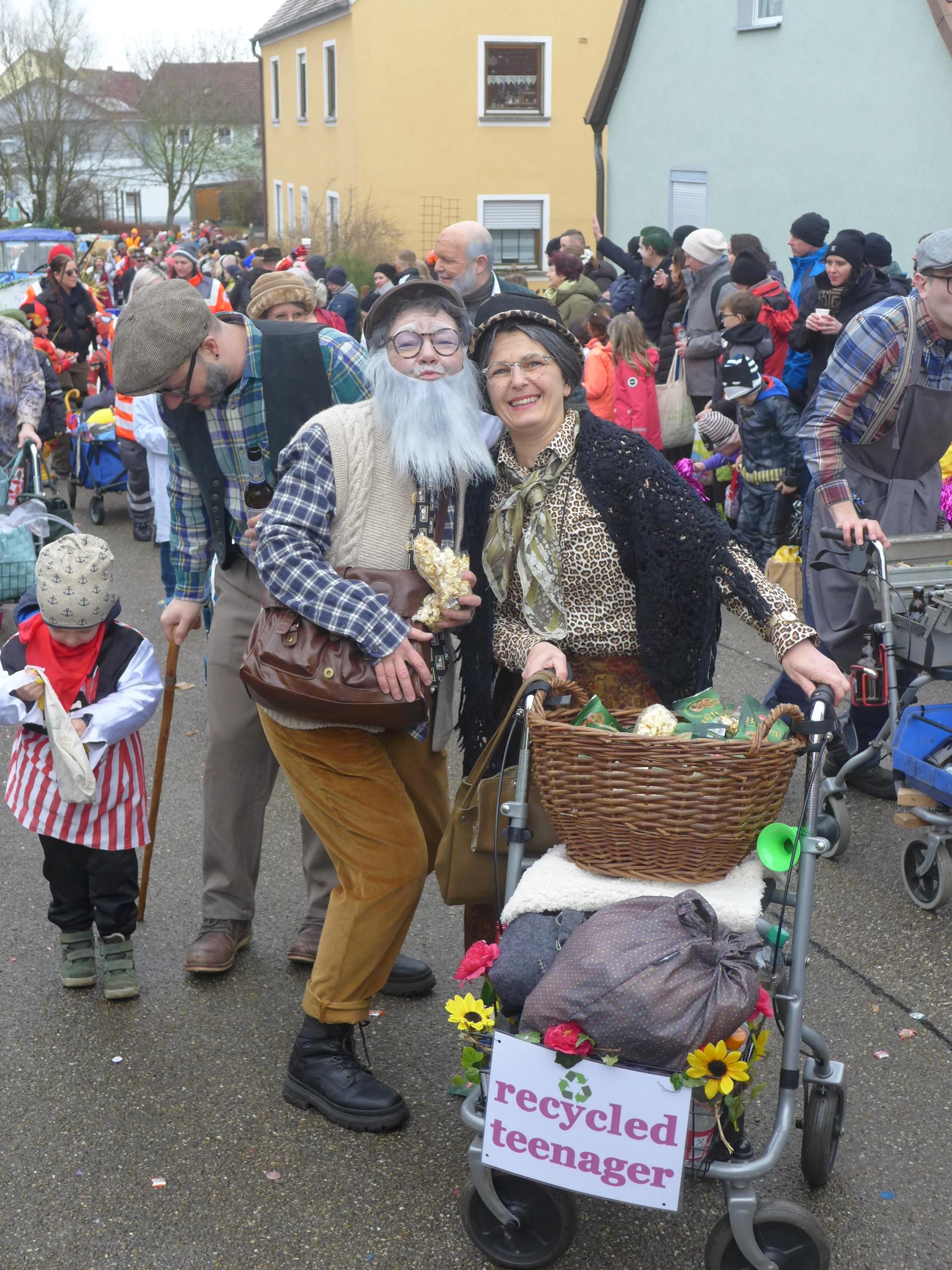 Die Freiwillige Feuerwehr Hirschlach recycelt sich selbst nach dem Motto: "Man ist nur so alt wie man sich fühlt"