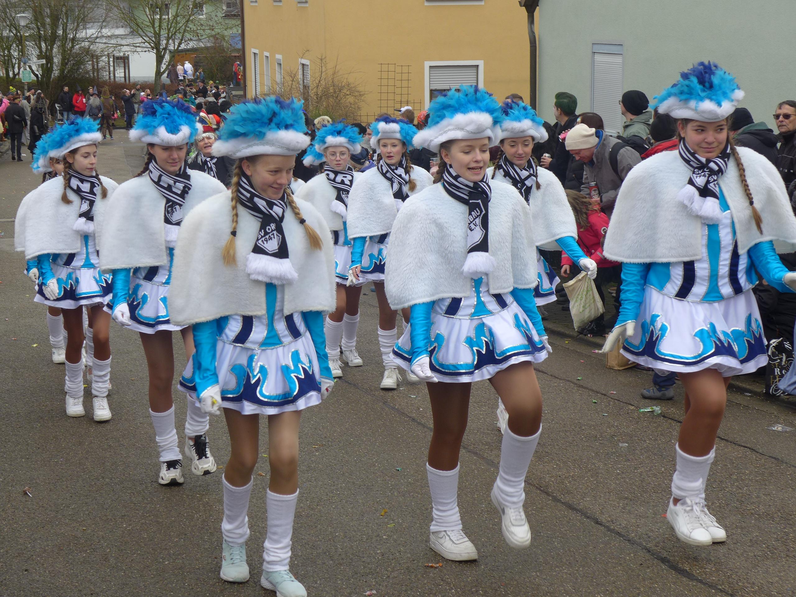 Die Prinzengarde aus Ornbau zeigt sich in hübscher Tracht