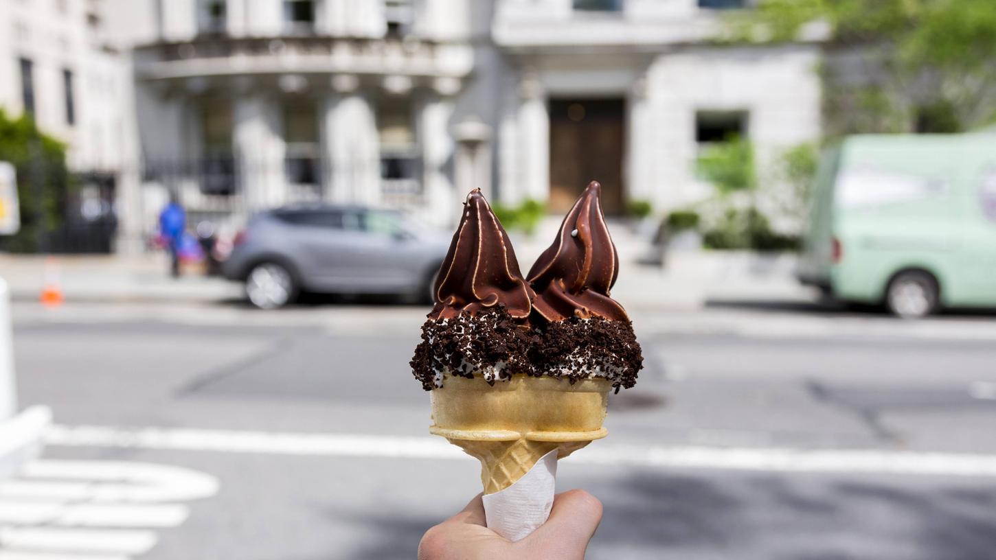 Das Softeis mit Schokoladenüberzug, genannt "Eismohr", steht im Mittelpunkt der Diskussion (Symbolbild). Das Softeis mit Schokoladenüberzug, genannt "Eismohr", steht im Mittelpunkt der Diskussion (Symbolbild).