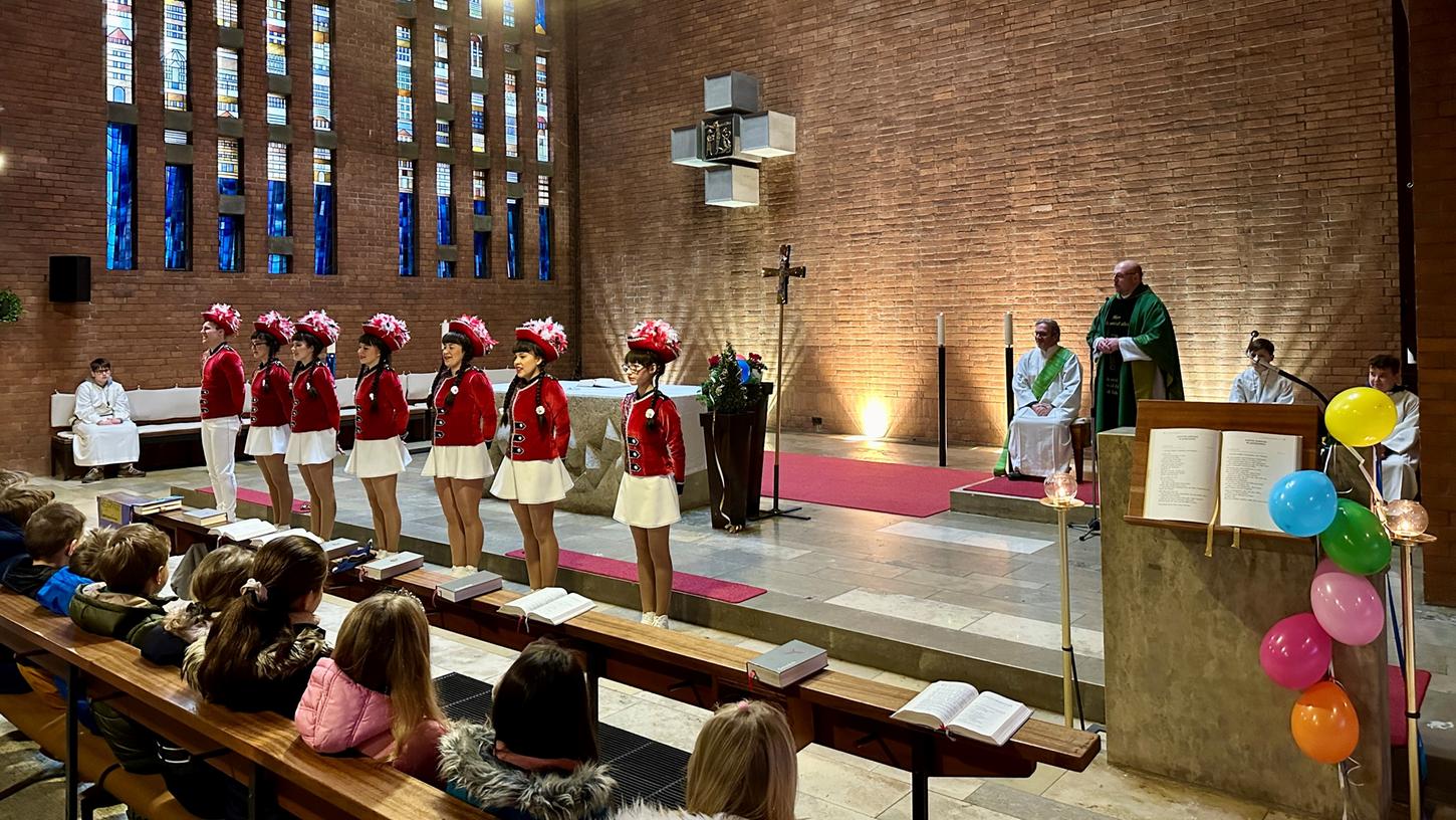 Tänzer der Pegnitzer Prinzengarde haben am Faschingssonntag den katholischen Gottesdienst in der Herz-Jesu-Kirche mitgestaltet.  
