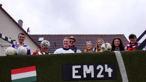 Diese Fußballfans freuen sich schon auf die Europameisterschaft 2024