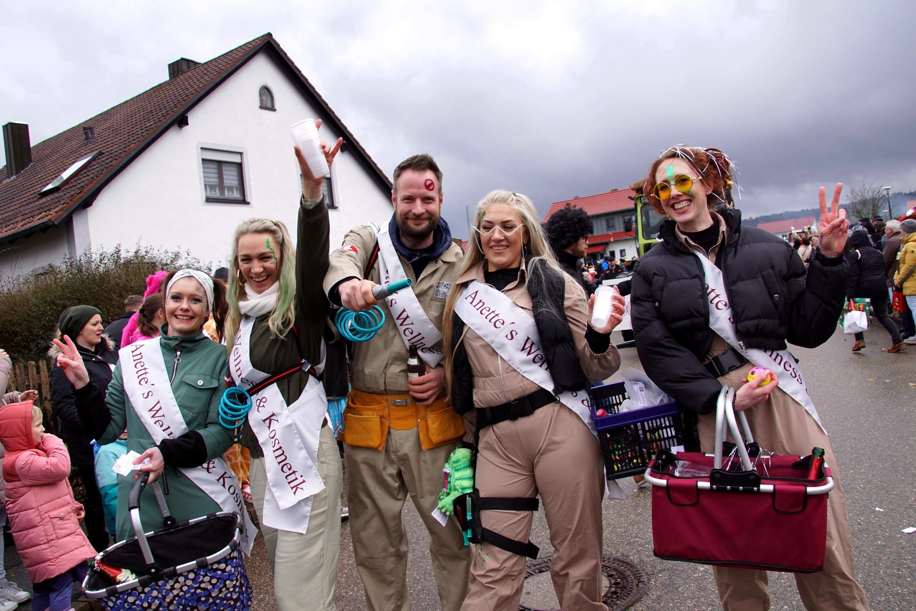 Einen kurzen Stopp im Kosmetikladen haben diese Narren eingelegt.