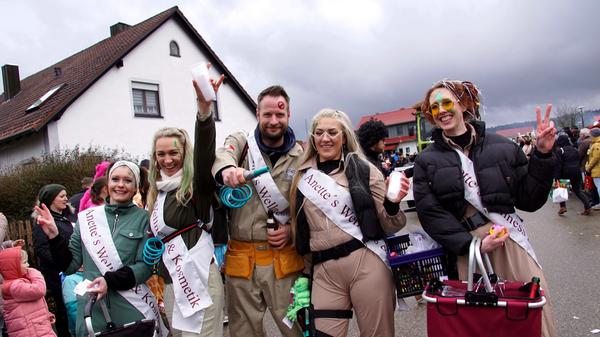 Einen kurzen Stopp im Kosmetikladen haben diese Narren eingelegt.