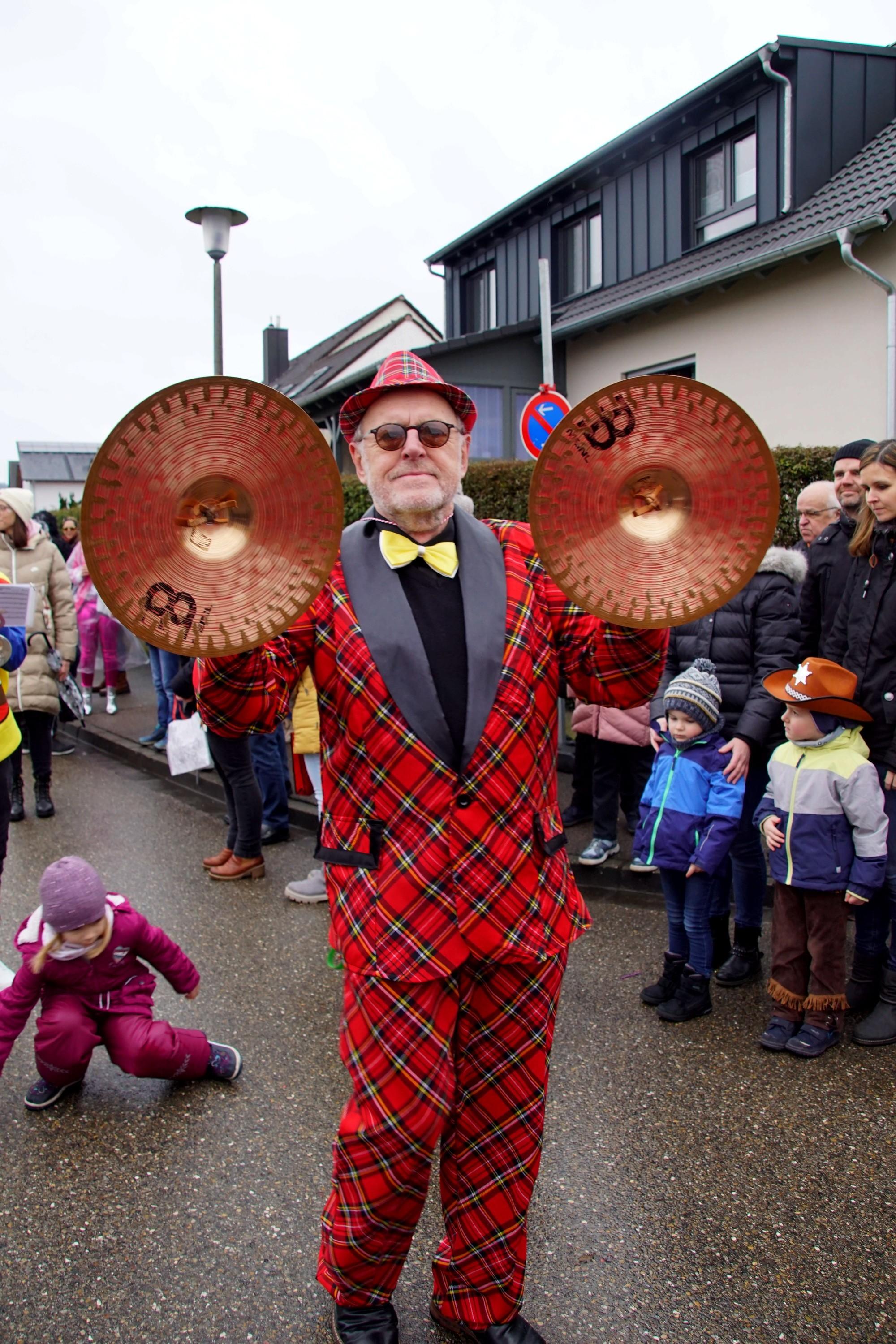 Ordentlich krach mit dieser Faschingsfan.