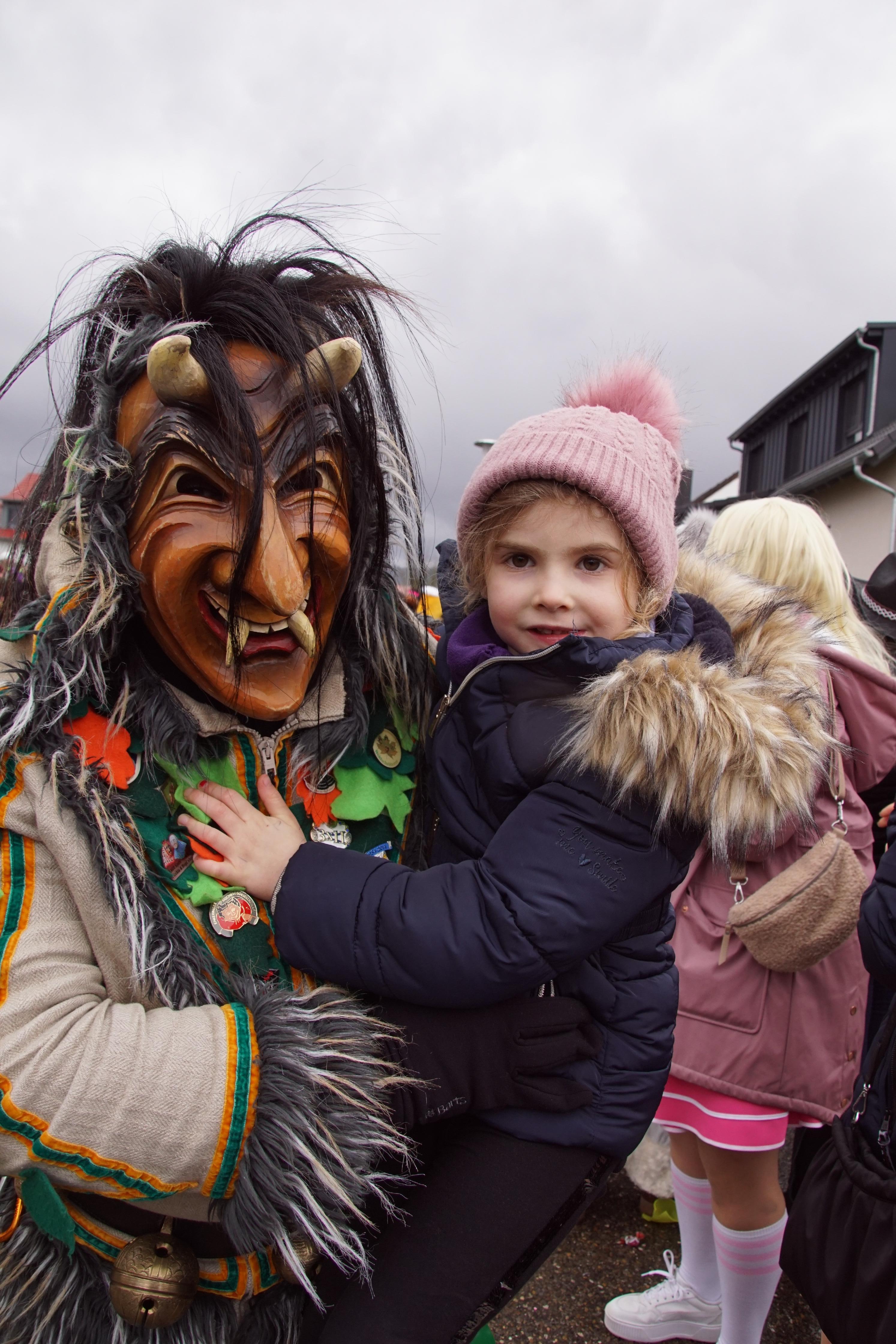 Mutig und unbeeindruckt zeigt sich diese kleine Faschings-Dame.