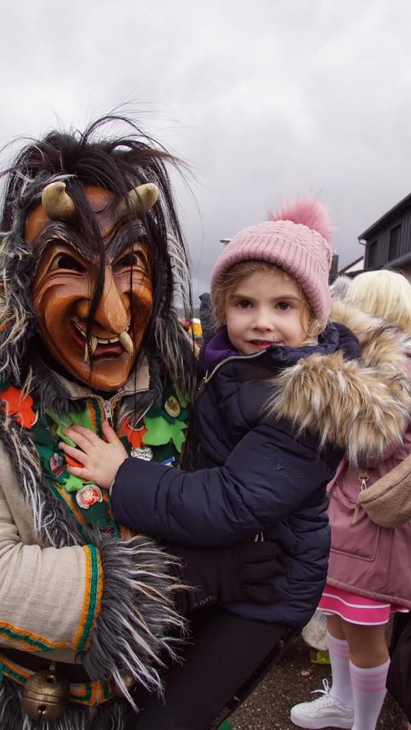 Mutig und unbeeindruckt zeigt sich diese kleine Faschings-Dame.