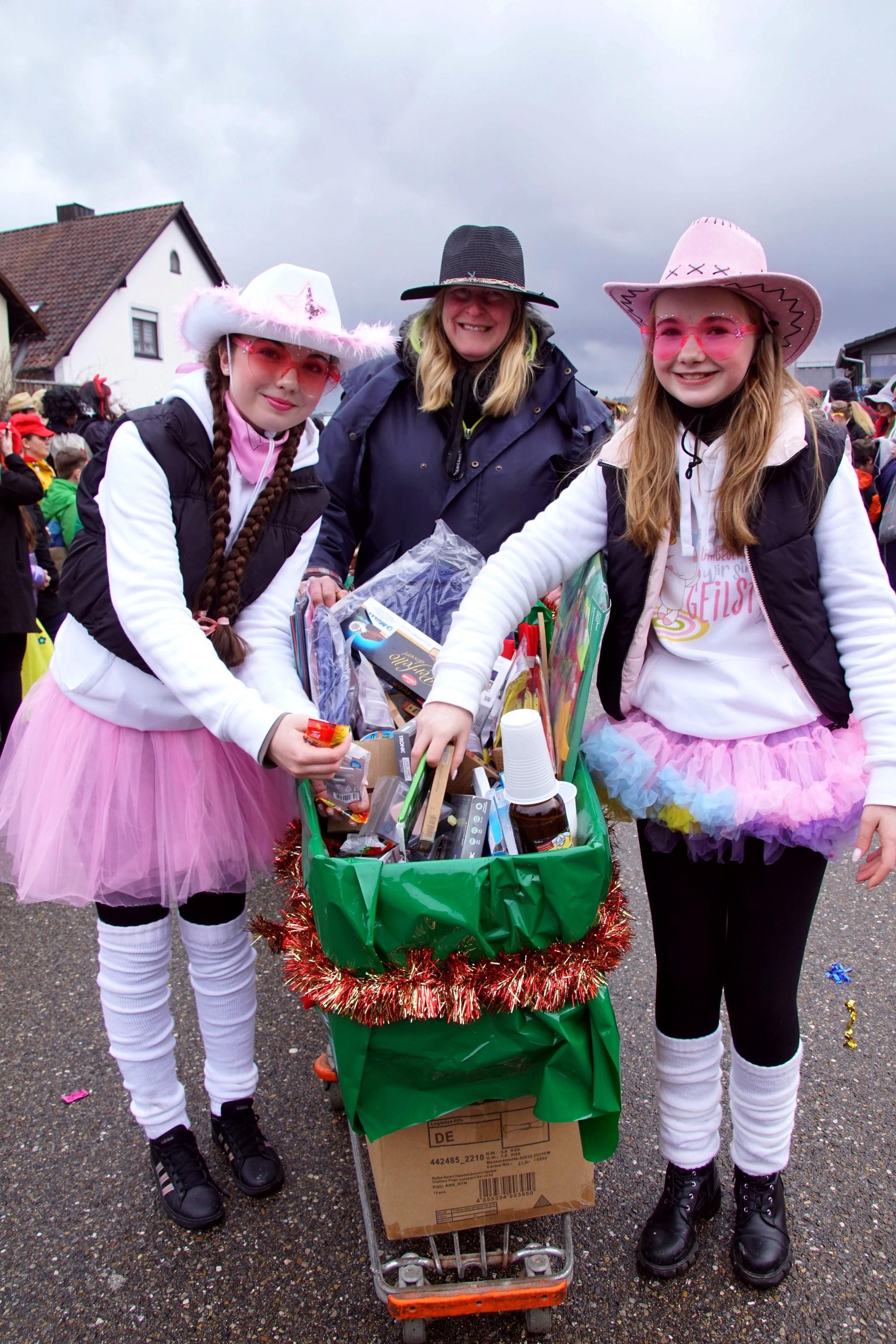 Fesch und mit guter Laune gehen diese Damen in Mitteleschenbach umher.