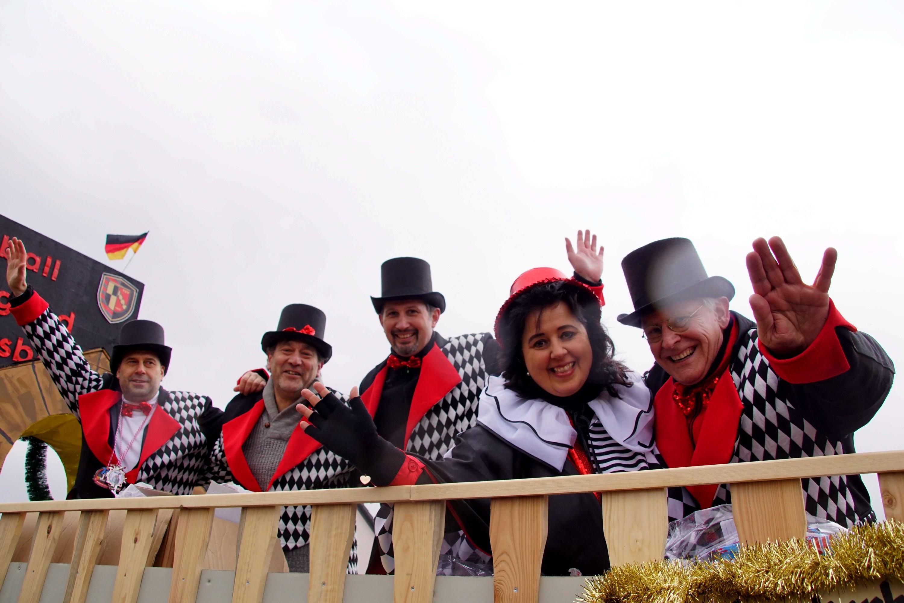 So feiern sich die Narren beim größten Umzug in Westmittelfranken.